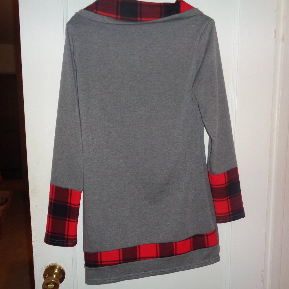 REALLY CUTE LONG GRAY AND PLAID TOP SMALL